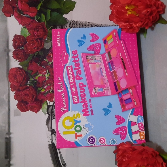 Girls Make-Up Pallete - Picture 1 of 9